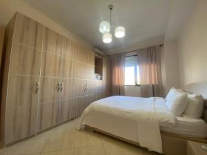 Ένα ή περισσότερα κρεβάτια σε δωμάτιο στο Cozy Apartment with Lake View