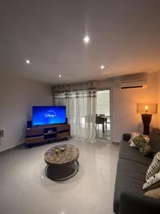 TV a/nebo společenská místnost v ubytování Appart Flamboyant 1006