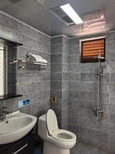 丽江馨舍精品客栈的带马桶和水槽的浴室 更多25张照片