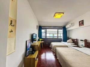 丽江馨舍精品客栈的有两张床和一台电视的酒店房间