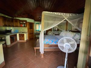 Ένα ή περισσότερα κρεβάτια σε δωμάτιο στο Treehouse Apartment at La Lodge at Long Bay