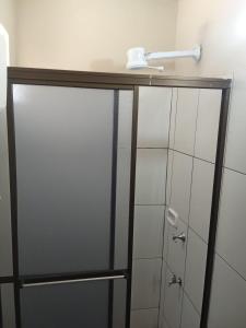 Un baño con cabina de ducha de cristal con encimera. en Ada Luna, en Ciudad del Este