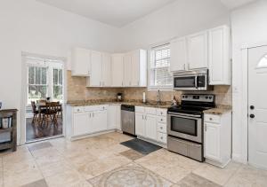 O bucătărie sau chicinetă la Spacious Homey Stay with Games, Gym, Near Downtown