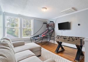 Un televizor și/sau centru de divertisment la Spacious Homey Stay with Games, Gym, Near Downtown