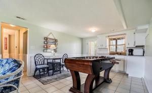 une cuisine avec une table de ping-pong dans une pièce dans l'établissement Changes In Latitude home, à Holden Beach