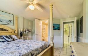 une chambre avec un lit et un ventilateur de plafond dans l'établissement Changes In Latitude home, à Holden Beach