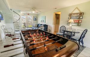 un salon avec une grande table de billard dans l'établissement Changes In Latitude home, à Holden Beach 32 autres photos