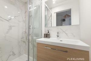 ein Badezimmer mit Waschbecken und Dusche in der Unterkunft Modern room in spacious T7 in Paris 20 in Paris