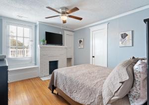 Un pat sau paturi într-o cameră la Spacious Homey Stay with Games, Gym, Near Downtown