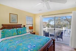 une chambre avec un lit et une grande fenêtre dans l'établissement Tybee Tides 510A, à Tybee Island