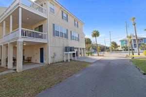 une rue vide devant un immeuble dans l'établissement Tybee Tides 510A, à Tybee Island
