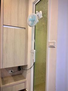 Et badeværelse på City Garden Olympus condo with balcony washing machine