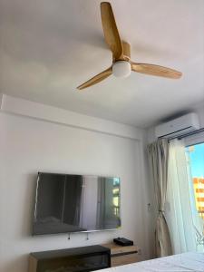 a ceiling fan and a tv in a bedroom at Nook arenal Jávea in Platja de l'Arenal