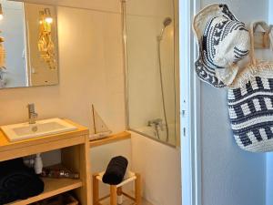 une salle de bain avec lavabo et douche dans l'établissement Studio plein sud le ciel le soleil et la mer, à Palavas-les-Flots 6 autres photos