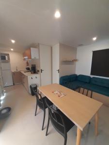 Η κουζίνα ή μικρή κουζίνα στο MOBIL HOME Joy