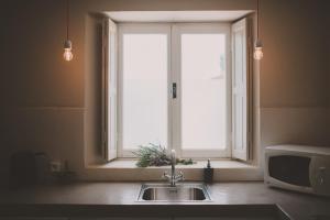 een aanrecht voor een raam bij Van Gogh - Mas De Rey in Arpaillargues-et-Aureillac +21 foto's