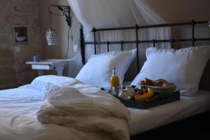 een bed met een dienblad met eten erop bij Van Gogh - Mas De Rey in Arpaillargues-et-Aureillac