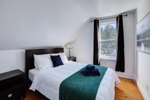 圣乔维特Centenary Lakefront 5 Bedroom Home with Hot Tub的卧室配有一张带绿毯的白色床 更多28张照片