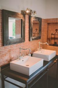een badkamer met twee wastafels en een spiegel bij Rodin - Mas De Rey in Arpaillargues-et-Aureillac