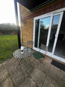 En have udenfor Modern 2 Bed near Heathrow - Work or Travel Ready