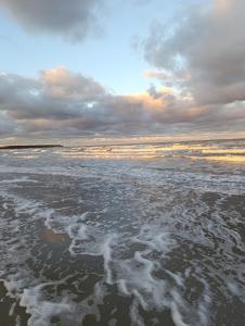 Blick auf den Strand mit der Flut in der Unterkunft Dahai Ferienwohnung Seebad Warnemünde Schulstraße 1, OG in Rostock