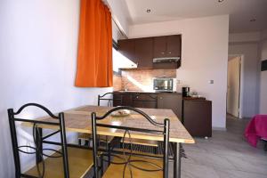 Kuchyň nebo kuchyňský kout v ubytování Νηρηίδες