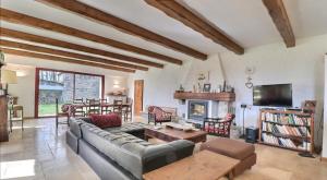 TV a/nebo společenská místnost v ubytování Gîte de La Chareyre