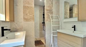 Koupelna v ubytování Gîte de La Chareyre + 28 fotografií