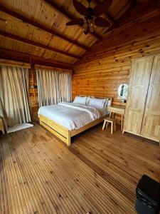 Ένα ή περισσότερα κρεβάτια σε δωμάτιο στο Cola Goa Beach Resort