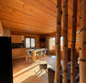 eine Küche und ein Esszimmer mit Holzdecke in der Unterkunft Appartement LAPRESKI, spacieux, proximité d'Annecy, les Aravis in Thônes + 14 Fotos