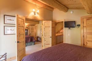 une chambre avec un lit et une télévision dans une pièce dans l'établissement Red Stag Lodge at Eagles Nest, à Banner Elk