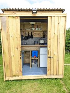 Køkken eller tekøkken på I do glamping penhallow campsite Ltd