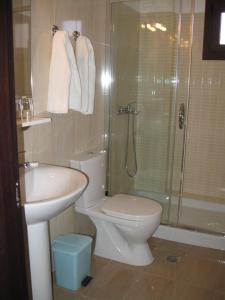 コッカリにあるTopaz Apartmentsのバスルーム(トイレ、洗面台、シャワー付)