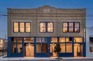 威尔森The Harriss的街上有窗户的砖砌建筑