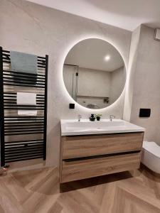 萨拉热窝The Penthouse Sarajevo的浴室里有洗手池和镜子 更多14张照片