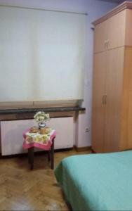 Un dormitorio con una mesa con un jarrón de flores. en B&b flats, en Wroclaw