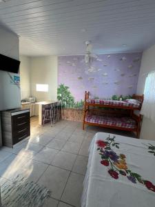 Habitación con 1 dormitorio con 1 cama y cocina en Pousada Cantinho Azul Qt 03, en Passo de Torres