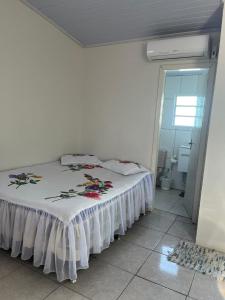 1 dormitorio con 1 cama en una habitación con baño en Pousada Cantinho Azul Qt 03, en Passo de Torres