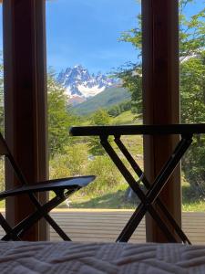 塞罗别墅卡斯蒂略Cabaña Condor的山景卧室 - 带1张床