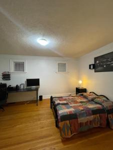 Postel nebo postele na pokoji v ubytování Central Downtown Kitchener Stay