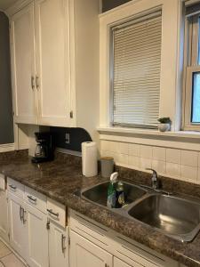 Kuchyň nebo kuchyňský kout v ubytování Central Downtown Kitchener Stay