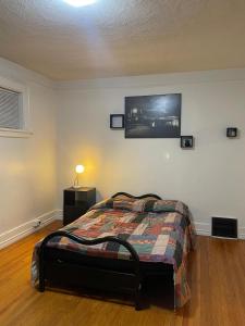 Postel nebo postele na pokoji v ubytování Central Downtown Kitchener Stay + 7 fotografií