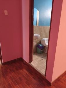 een badkamer met toilet en wastafel bij Casa Historia - Hospedaje in Cajamarca