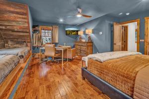 une chambre avec un lit, un bureau et une table dans l'établissement Snowflake River Ridge at Eagles Nest, à Banner Elk