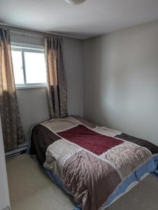 Postel nebo postele na pokoji v ubytování Cozy Quiet Space - Walking Amenities Nearby