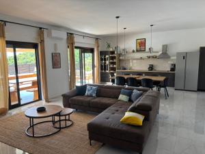 ein Wohnzimmer mit Sofa und Tisch in der Unterkunft Villa Prezzi in Novo Selo