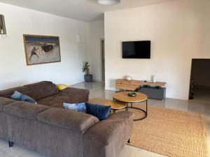 ein Wohnzimmer mit Sofa und Tisch in der Unterkunft Villa Prezzi in Novo Selo