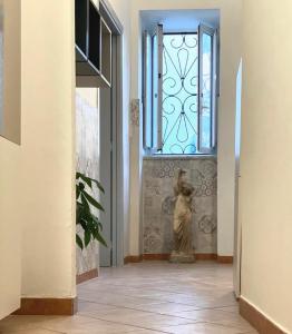 a statue of a cat in a hallway with a window at Morgera N8 in Forio d'Ischia