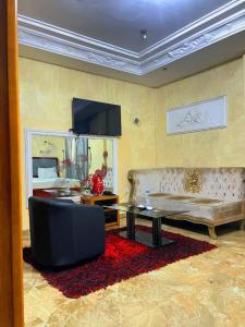 un salon avec un canapé et une table dans l'établissement Essérè Mabia hôtel E-M, à Brazzaville