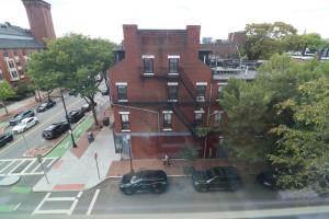 un bâtiment en briques rouges avec des voitures garées devant dans l'établissement RENU at Boston, à Boston